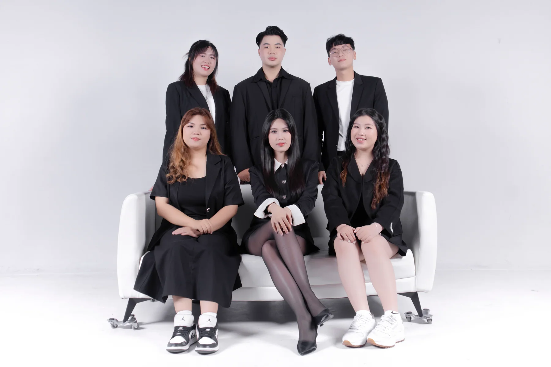Ảnh đội nhóm trang phục đen theo bố cục cân đối