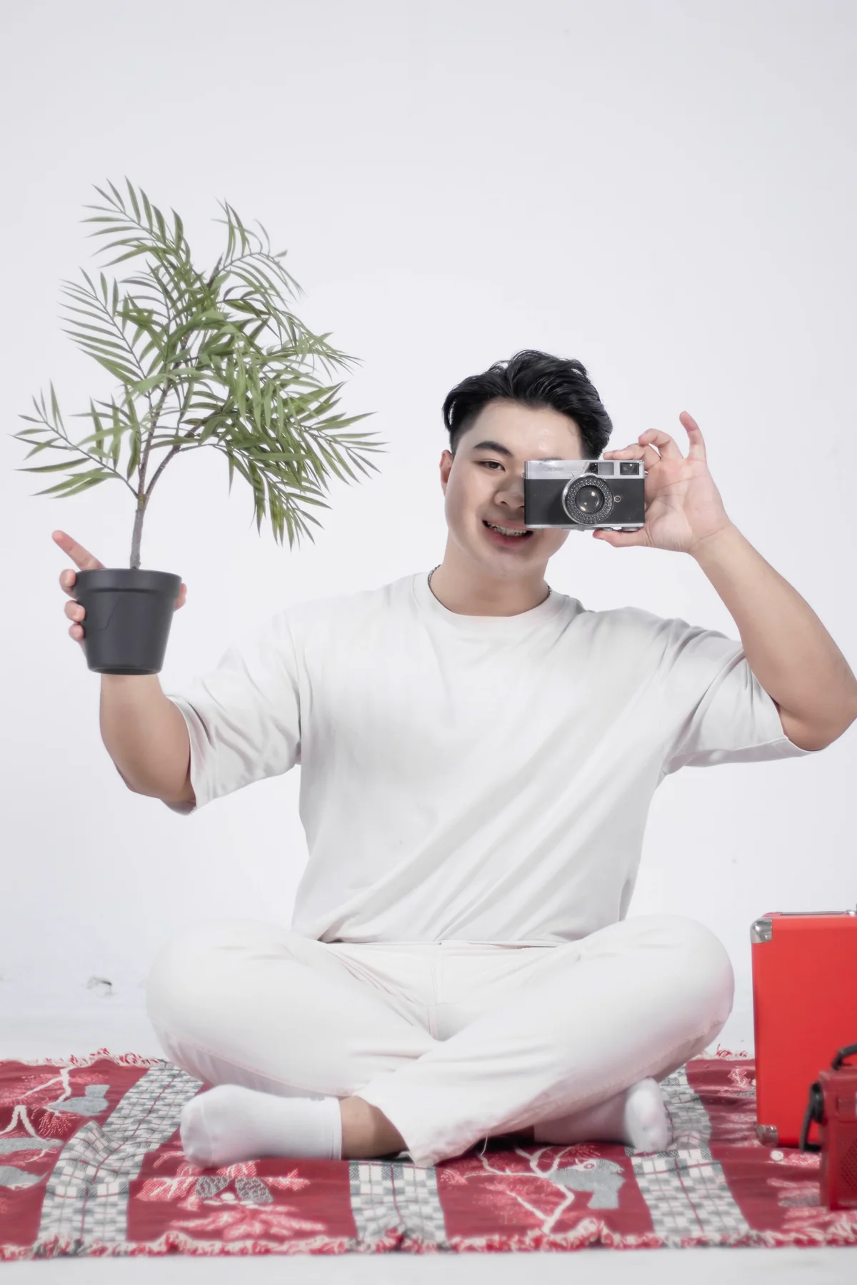 Ảnh profile nam cùng máy ảnh trong studio